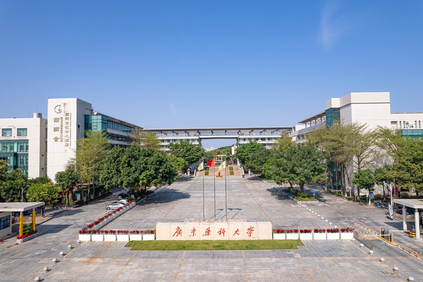 广东药科大学大学城校区正门全景